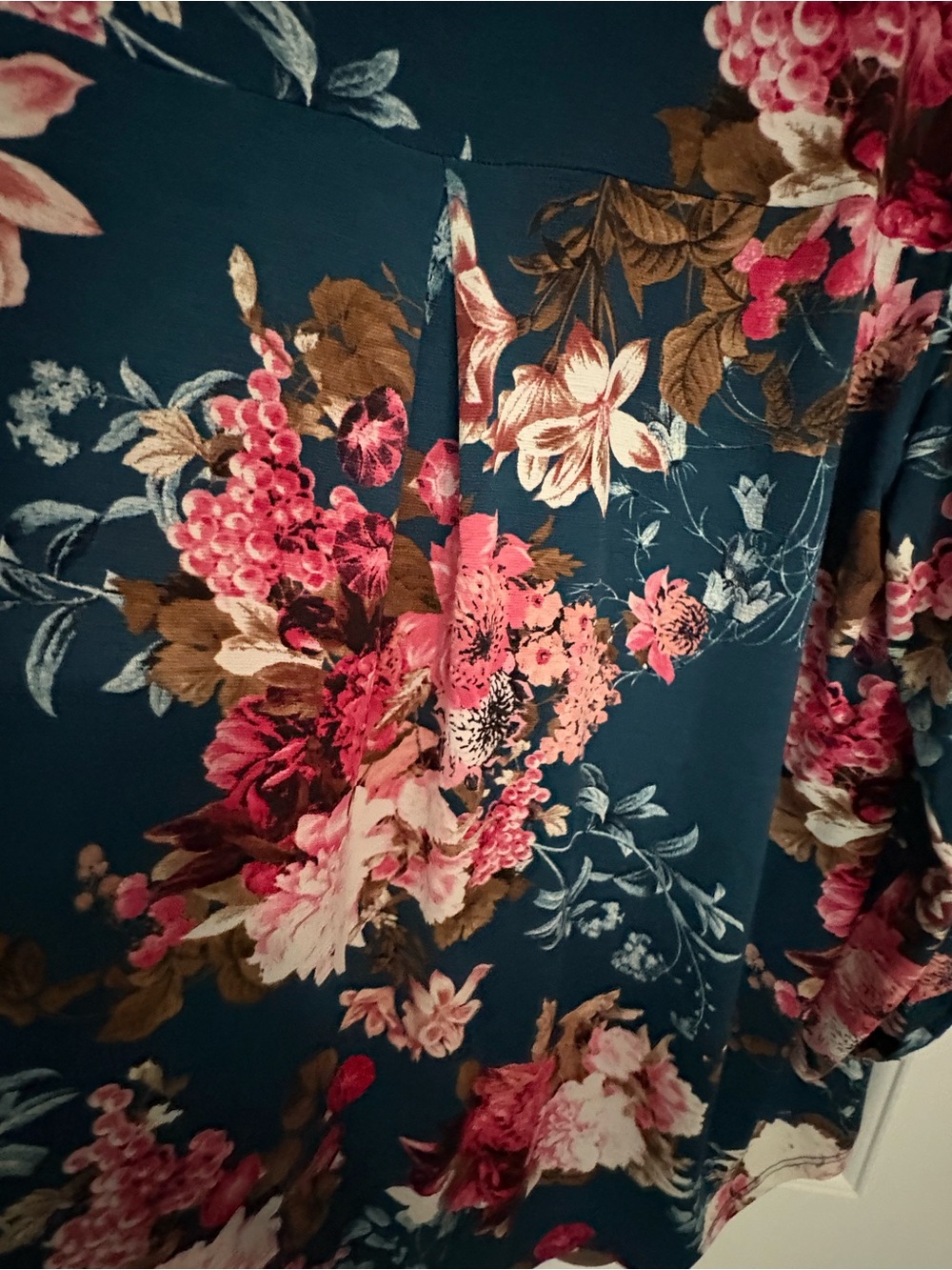 Dear Scarlett Lush Floral V-Neck Women’s Top - Teal with Pink Floral Sz L - Picture 4 of 8
